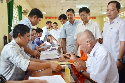 Người dân Sóc Trăng đồng tình giao đất cho dự án và nhận tiền bồi thường giải phóng mặt bằng. 