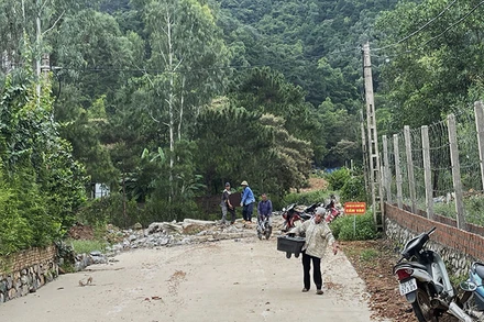 Người dân di dời tài sản ra khỏi khu vực sạt lở.