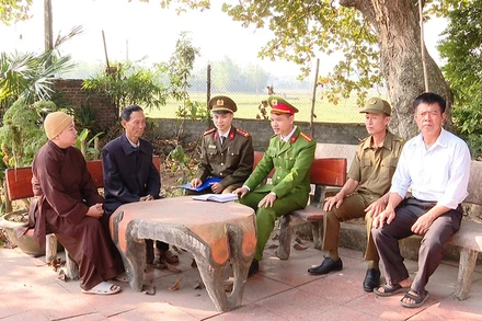 Công an huyện Nho Quan, tỉnh Ninh Bình trao đổi, trò chuyện với chức sắc tôn giáo. (Ảnh PHẠM UYÊN)