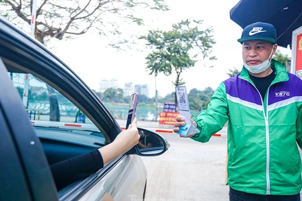 Hà Nội triển khai ứng dụng công nghệ thu phí đỗ xe không dùng tiền mặt.