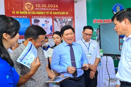 Đại diện lãnh đạo tỉnh Cà Mau tham quan gian hàng chuyển đổi số của một số sở, ngành.