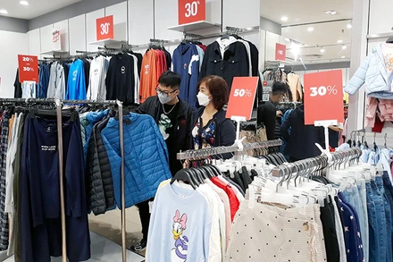 Nhiều hệ thống bán lẻ tổ chức chương trình giảm giá để thu hút khách hàng dịp cuối năm. (Ảnh Hoài Nam)