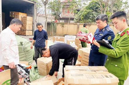 Lực lượng chức năng tỉnh Lạng Sơn bắt giữ một xe chở hàng nhập lậu lưu thông qua địa bàn. (Ảnh LƯU QUYÊN)