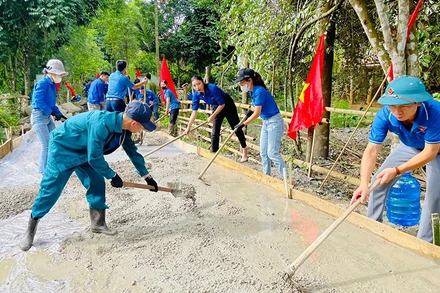 Tuổi trẻ huyện Quế Phong chung tay làm đường nông thôn tại bản Piếng Cắm, xã Cắm Muộn.