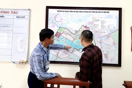 Lãnh đạo UBND xã Tam Hiệp, huyện Thanh Trì thông tin về địa điểm vi phạm.