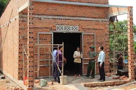  Trong 5 năm, Bình Phước trao hơn 5.000 nhà đại đoàn kết tặng các hộ nghèo, giúp họ vươn lên trong cuộc sống.