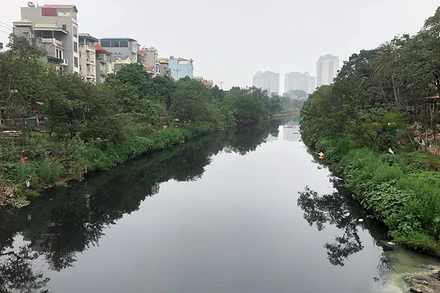 Nước sông Nhuệ đoạn chảy qua địa bàn quận Hà Đông bị ô nhiễm.