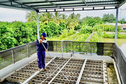 Nhân viên Công ty TNHH Cấp thoát nước Ngọc Lợi (xã An Phong, huyện Thanh Bình, Đồng Tháp) vệ sinh hệ thống lọc nước.