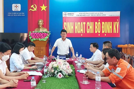 Buổi sinh hoạt định kỳ của Chi bộ Điện lực thị xã Hồng Lĩnh (Hà Tĩnh). (Ảnh HUYỀN TRANG)