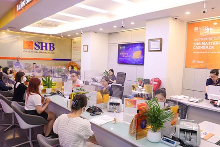 Khách hàng giao dịch tại SHB.