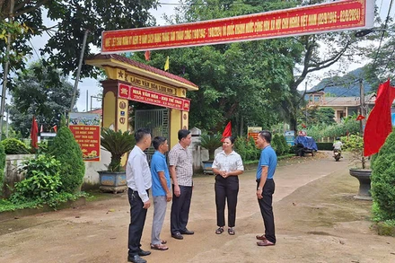 Cán bộ và người dân thôn Linh Sơn, xã Ngọc Sơn, huyện Ngọc Lặc (Thanh Hóa) trao đổi kinh nghiệm thực hiện phong trào thi đua “Dân vận khéo”.