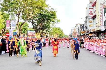 Hát múa Sắc bùa làng Phò Trạch (huyện Phong Điền) tham gia biểu diễn tại Lễ hội Festival Huế.