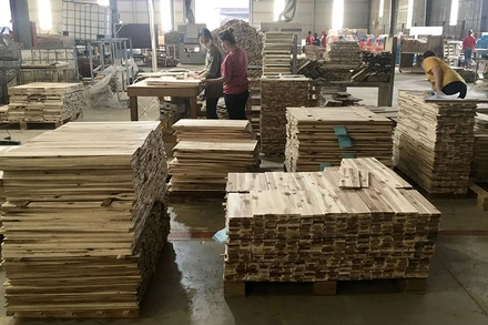 Sản xuất đồ gỗ xuất khẩu tại Công ty cổ phần TAVICO (Đồng Nai).