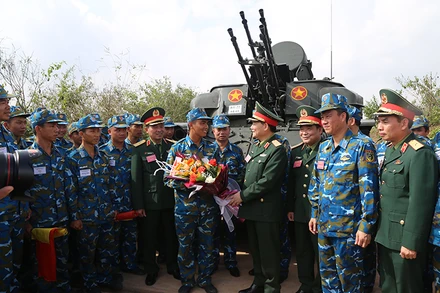 Thiếu tướng Phạm Trường Sơn, Phó Tổng Tham mưu trưởng QĐND Việt Nam tặng hoa kíp chiến đấu Tiểu đoàn 9, Trung đoàn 64, Sư đoàn 361. (Ảnh TUYÊN HUẤN)