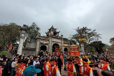 Lễ hội Cổ Loa dịp xuân Giáp Thìn. (Ảnh CHÍ DŨNG)