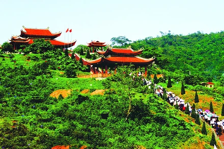 Nhà tưởng niệm Chủ tịch Hồ Chí Minh tại ATK Định Hóa (Thái Nguyên)-một trong những địa chỉ đỏ để học sinh, sinh viên tham quan, tìm hiểu lịch sử cách mạng.