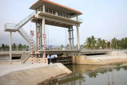Hệ thống cống giúp điều tiết nước ngăn mặn, trữ ngọt phục vụ sản xuất ở Bến Tre. (Ảnh TTXVN)