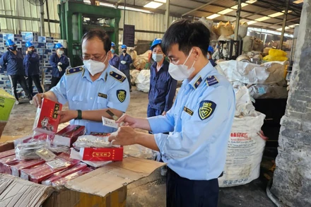 Đội Quản lý thị trường số 12 (Cục Quản lý thị trường Thành phố Hồ Chí Minh) kiểm đếm hàng hóa vi phạm trước khi tiến hành tiêu hủy tại Nhà máy Công ty cổ phần Môi trường Việt Úc.