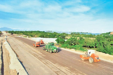 Trên công trường đường cao tốc Cam Lâm-Vĩnh Hảo. Ảnh: Nam Hải