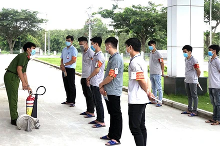 Công an thành phố Tân Uyên (Bình Dương) tuyên truyền pháp luật, tổ chức tập huấn các kỹ năng xử lý tình huống cho Đội Công nhân xung kích. (Ảnh HƯNG PHƯỚC)