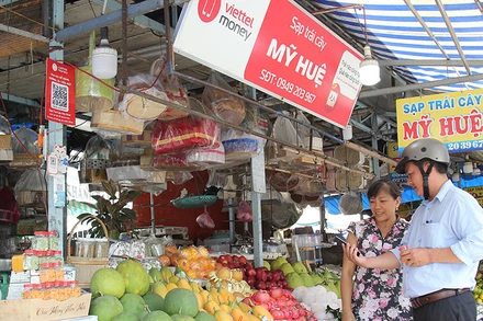 Tiểu thương và người tiêu dùng ở chợ Vĩnh Long đã quen dần với cách thanh toán không dùng tiền mặt.