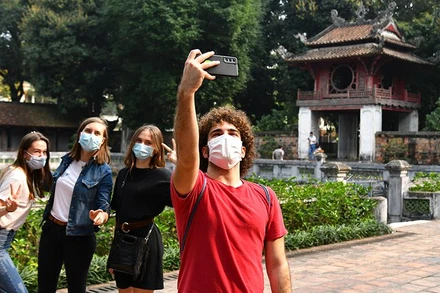 Bộ Y tế khuyến khích người dân và du khách đeo khẩu trang khi đến nơi công cộng và các điểm du lịch. (Ảnh: ĐĂNG KHOA)