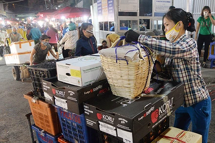 Người lao động tại chợ Long Biên (Hà Nội). (Ảnh MỸ HÀ)