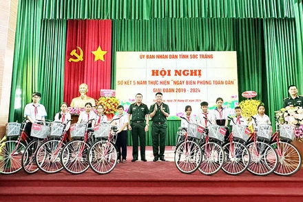 Bộ đội Biên phòng tỉnh Sóc Trăng trao xe đạp tặng học sinh nghèo học giỏi vùng biên giới biển Sóc Trăng.