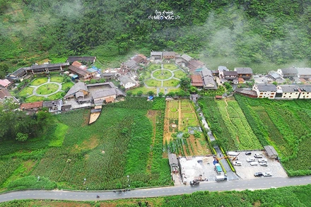 Toàn cảnh Làng văn hóa du lịch cộng đồng dân tộc H'mông tại thôn Pả Vi Hạ, xã Pả Vi, huyện Mèo Vạc, tỉnh Hà Giang. (Ảnh THỦY NGUYÊN)