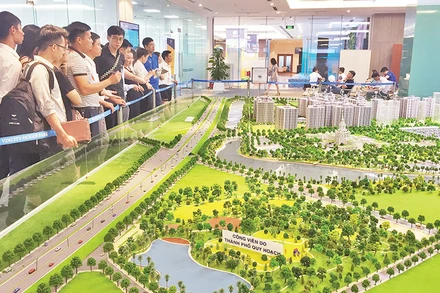 Các nhà đầu tư tìm hiểu bất động sản tại sàn giao dịch. Ảnh : Đức Anh