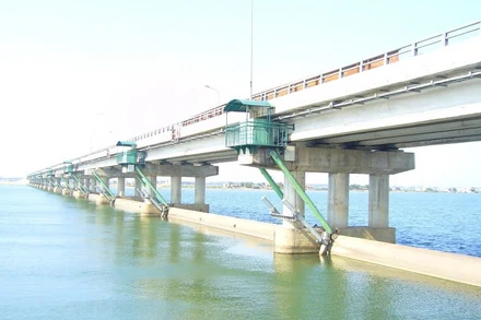 Công nghệ đập sà-lan di động. (Ảnh Viện Khoa học Thủy lợi Việt Nam)