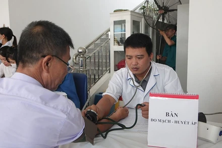 Các y, bác sĩ Bệnh viện Hữu nghị Việt Nam-Cu Ba (Hà Nội) khám sàng lọc sức khỏe cho người dân trên địa bàn Hà Nội. 
