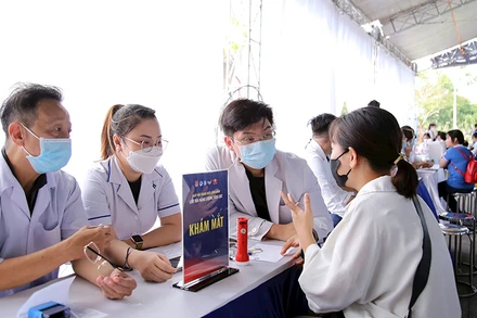 Các y, bác sĩ tình nguyện khám bệnh miễn phí cho thanh niên công nhân tại thành phố Cần Thơ. 