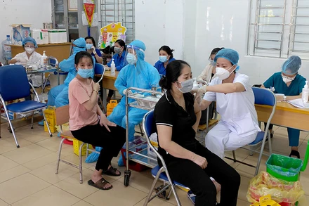 Nhân viên y tế quận Hoàng Mai (Hà Nội) tiêm vắc-xin phòng Covid-19 cho người dân phường Vĩnh Hưng. (Ảnh THANH TRÚC) 