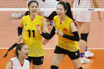 Các tuyển thủ nữ Việt Nam ăn mừng sau pha ghi điểm trong một trận đấu tại giải AVC Challenge Cup 2024. (Ảnh AVC cung cấp) 