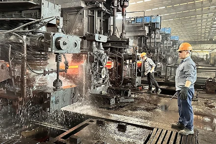 Dây chuyền sản xuất thép tại Nhà máy cán thép Thái Nguyên (thuộc Công ty cổ phần Gang thép Thái Nguyên).