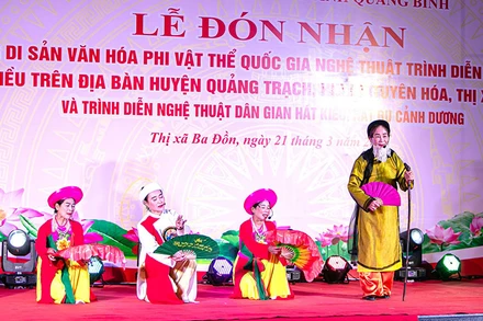 Các nghệ nhân ở huyện Quảng Trạch (Quảng Bình) trình diễn nghệ thuật hát Kiều.