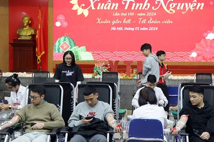 Các tình nguyện viên tham gia hiến máu tại Viện Huyết học-Truyền máu Trung ương. (Ảnh HẢI YẾN)