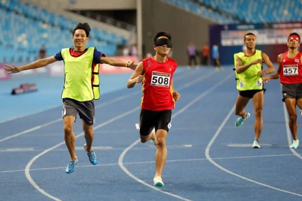 VĐV Ngọc Hiệp (508) đoạt HCV nội dung chạy 400m nam hạng T11.