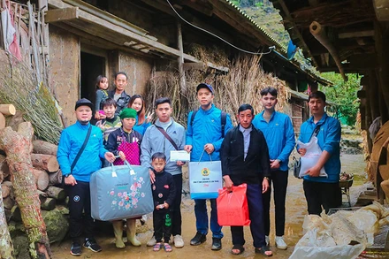 Đại diện Công đoàn Công ty TNHH Luxshare ICT Vân Trung (tỉnh Bắc Giang) đến tận gia đình công nhân ở tỉnh Hà Giang trao quà Tết.