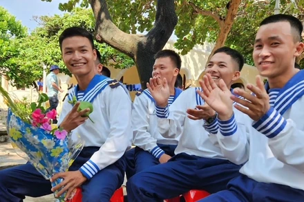 Nụ cười chiến sĩ Trường Sa.