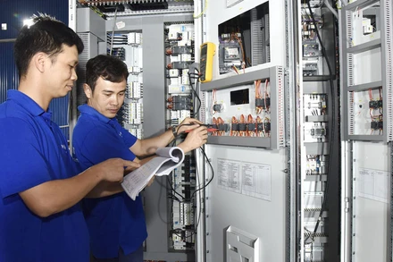 Công nhân Công ty TNHH Vander Leun (Hải Phòng) kiểm tra thiết bị điện. (Ảnh ĐỨC ANH)