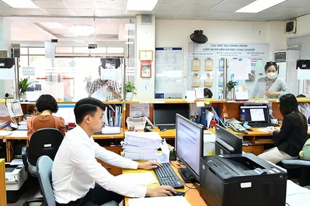 Cán bộ Cục Sở hữu trí tuệ giải quyết hồ sơ đăng ký quyền sở hữu trí tuệ của người dân. (Ảnh MỸ HÀ)