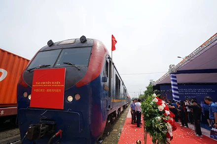 Chuyến tàu đầu tiên chuyên tuyến Thạch Gia Trang, tỉnh Hà Bắc (Trung Quốc)-Yên Viên (Hà Nội) tới ga Yên Viên ngày 2/8/2023. (Ảnh TÂN HOA XÃ)