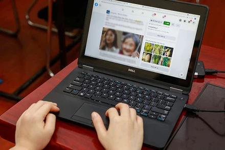 Khi sử dụng máy tính xách tay không nên vừa sạc, vừa sử dụng liên tục, nhất là trong môi trường nhiệt độ cao. Sử dụng đúng loại sạc và theo hướng dẫn của nhà sản xuất. (Ảnh TUỆ NGHI)