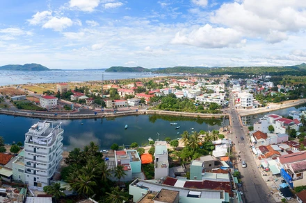 Toàn cảnh trung tâm thị xã Sông Cầu, tỉnh Phú Yên.