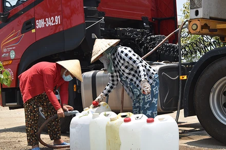 Người dân xã Gia Thuận, huyện Gò Công Đông (Tiền Giang) lấy nước miễn phí về sử dụng cho gia đình.