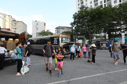 Hành khách đi xe tại bến xe Giáp Bát.