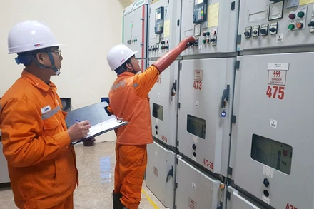 Công nhân Đội Quản lý vận hành lưới điện cao thế Quảng Ninh (Công ty Điện lực Quảng Ninh) vận hành Trạm biến áp 110 kV Móng Cái. (Ảnh HOÀNG NGA)