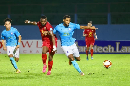 Pha tranh bóng giữa cầu thủ Hồng Lĩnh Hà Tĩnh và Khánh Hòa.